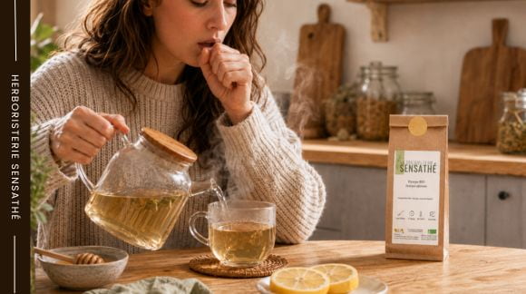 Femme préparant une tisane antitussive naturelle à base d'hysope bio - Herboristerie Sensathé